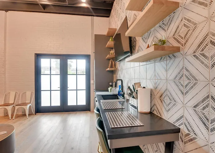 Walk To Strand Historic District: Stylish Dtwn Gem